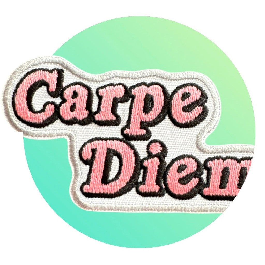 Carpe Diem kangasmerkki - Hoopee.fi