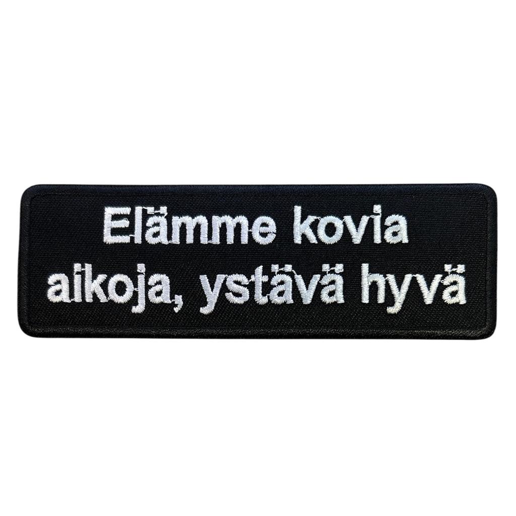Elämme kovia aikoja haalarimerkki - Hoopee.fi