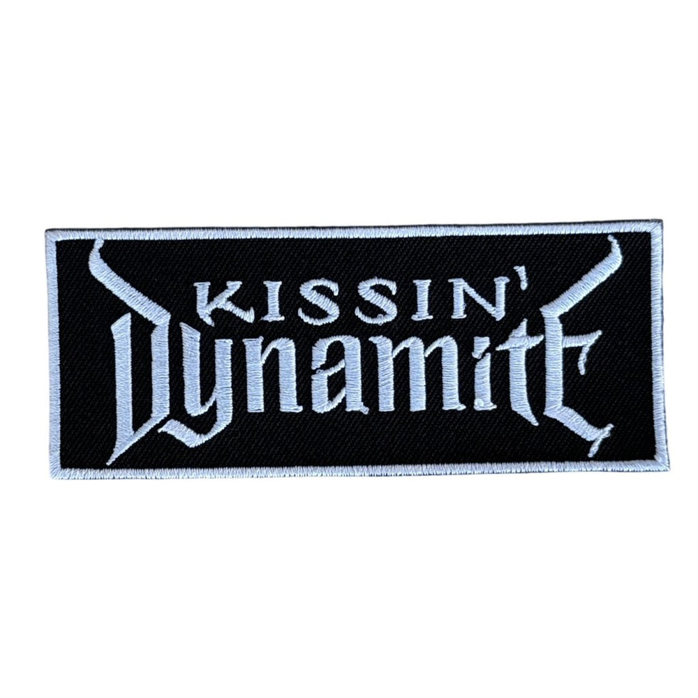 Kissin' Dynamite kangasmerkki 4×10 cm - Hoopee.fi