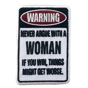 Never Argue with a Woman kangasmerkki 5×8 cm - Hoopee.fi
