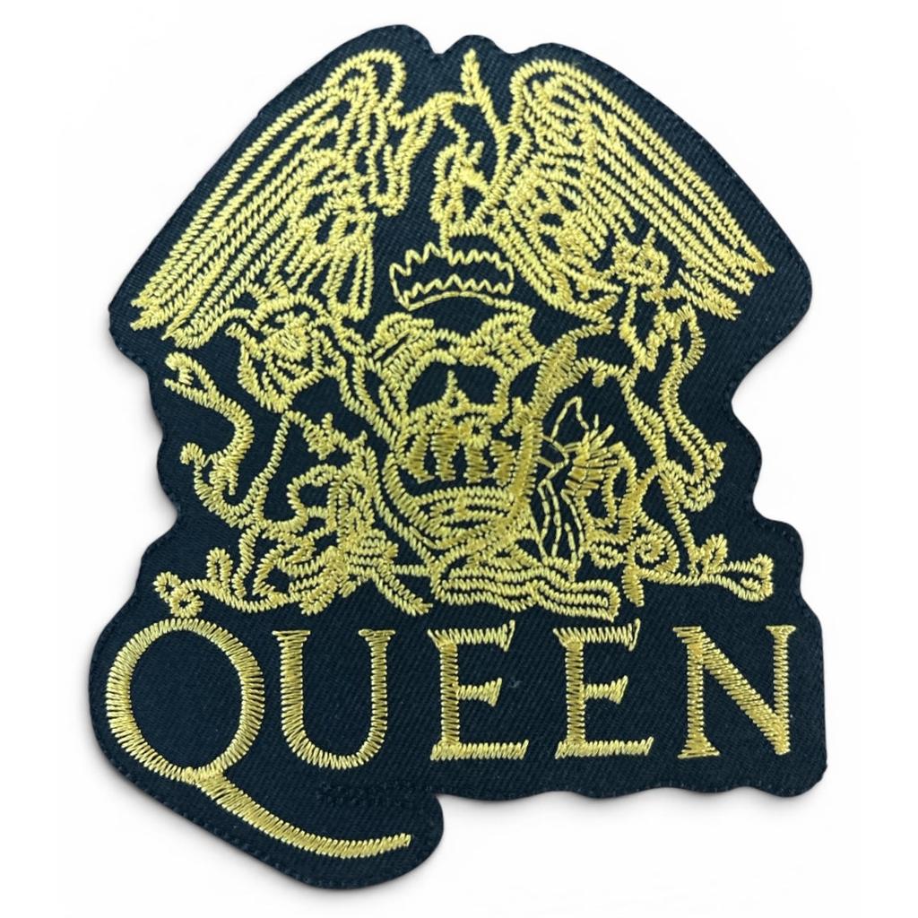 Queen - A Day at the Races hihamerkki – brodeerattu kangasmerkki 9 cm - Hoopee.fi