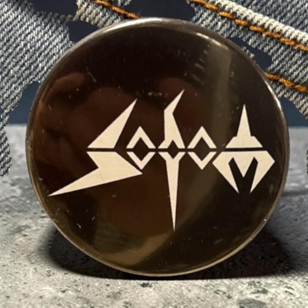 Sodom - Logo iso rintanappi - Hoopee.fi