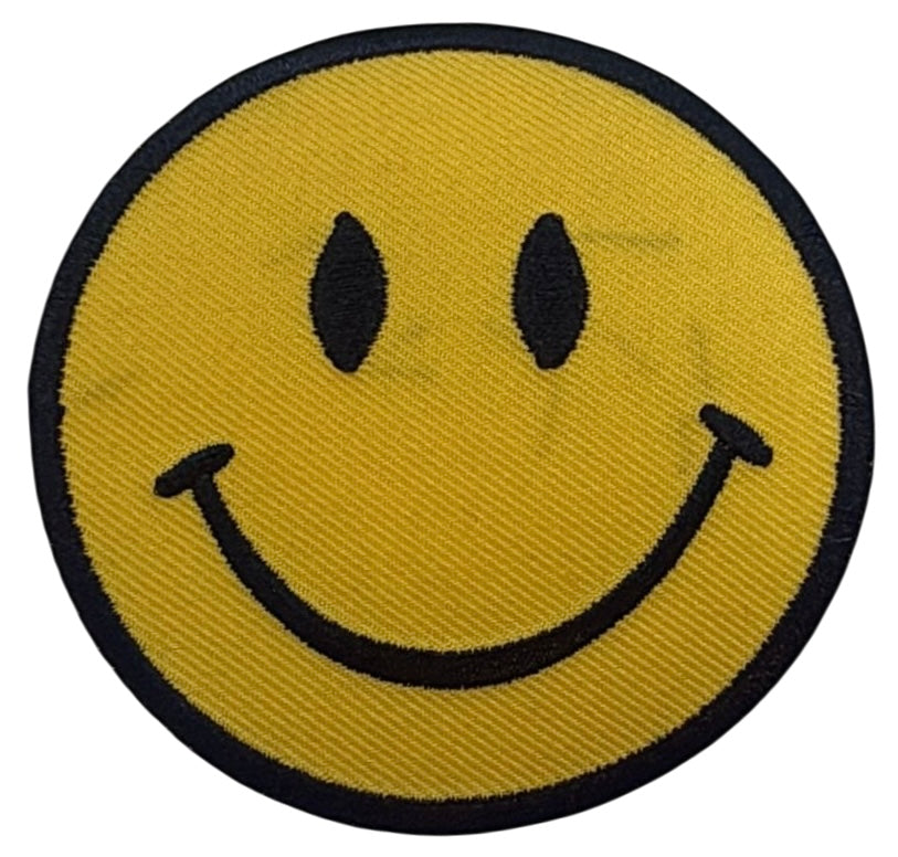 Smiley face kangasmerkki LIEVÄSTI VÄRIVIALLINEN